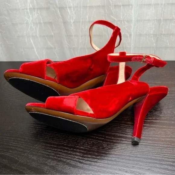 Fendi, Red Velvet Ankle Strap Shoe. 8 - Picture 2 of 12